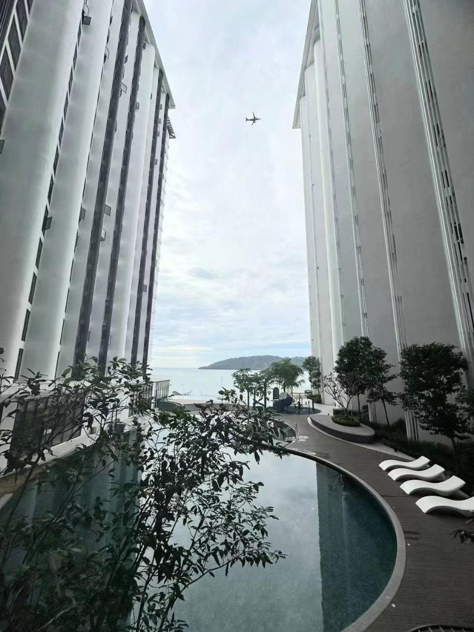 Seaside Pool View At Centre *