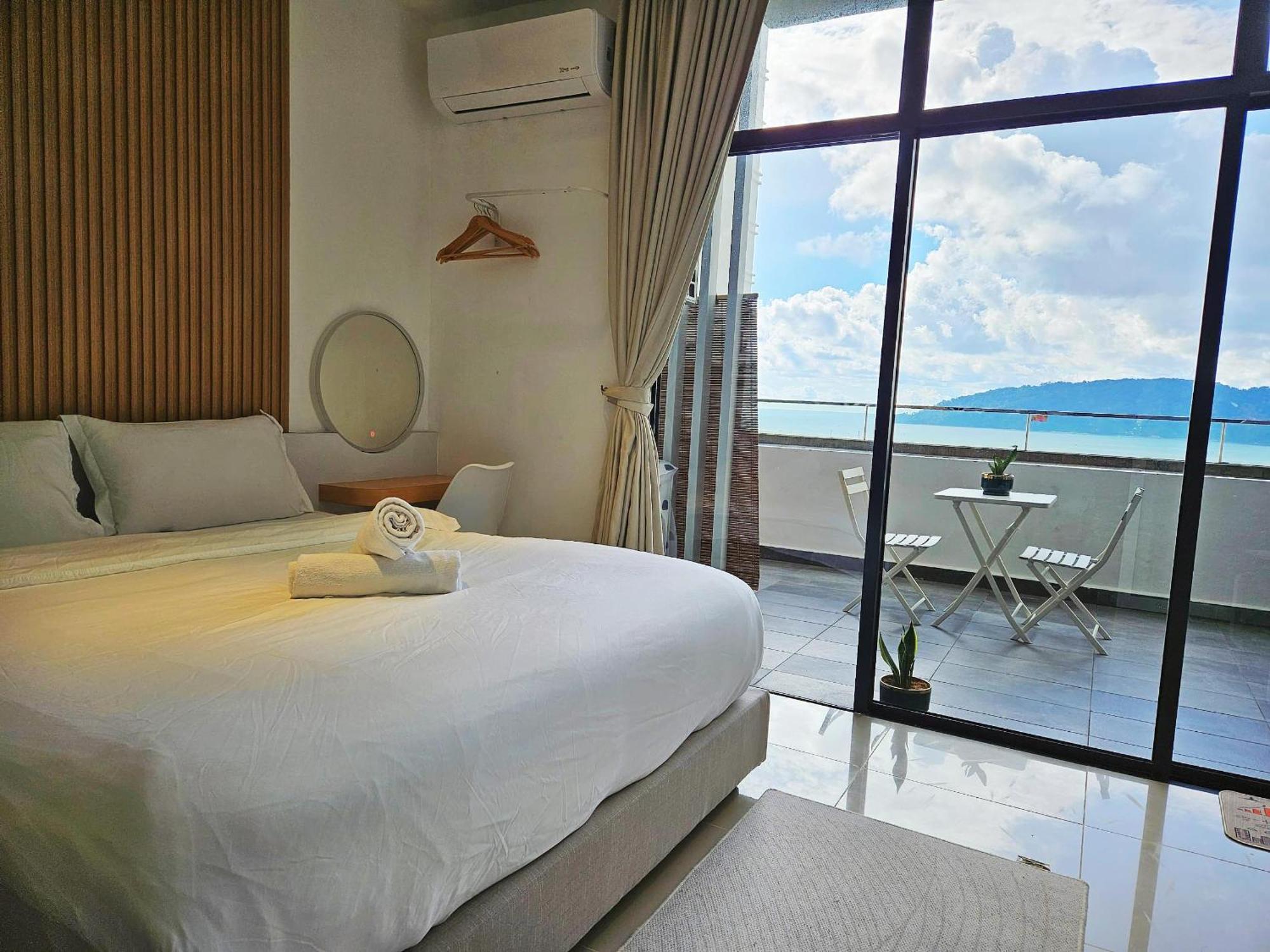 Seaside Pool View At Centre Apartment